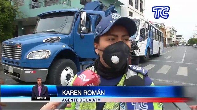 En menos de 10 minutos, tres buses de transporte público causaron accidentes de tránsito en el centro de Guayaquil