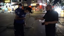 Sokağa çıkma kısıtlamasına uymayan yaşlıları polis uyardı
