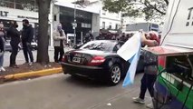 Baby Etchecopar con su mercedes en la marcha de los policías en Olivos