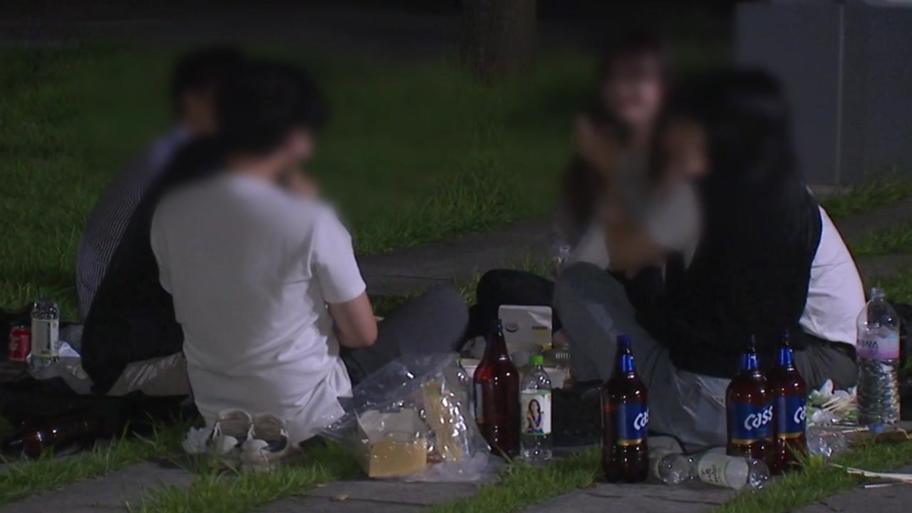 [뉴스라이브] 8일째 신규 확진 100명대..."하루 두자릿수 안정세 더뎌" / YTN