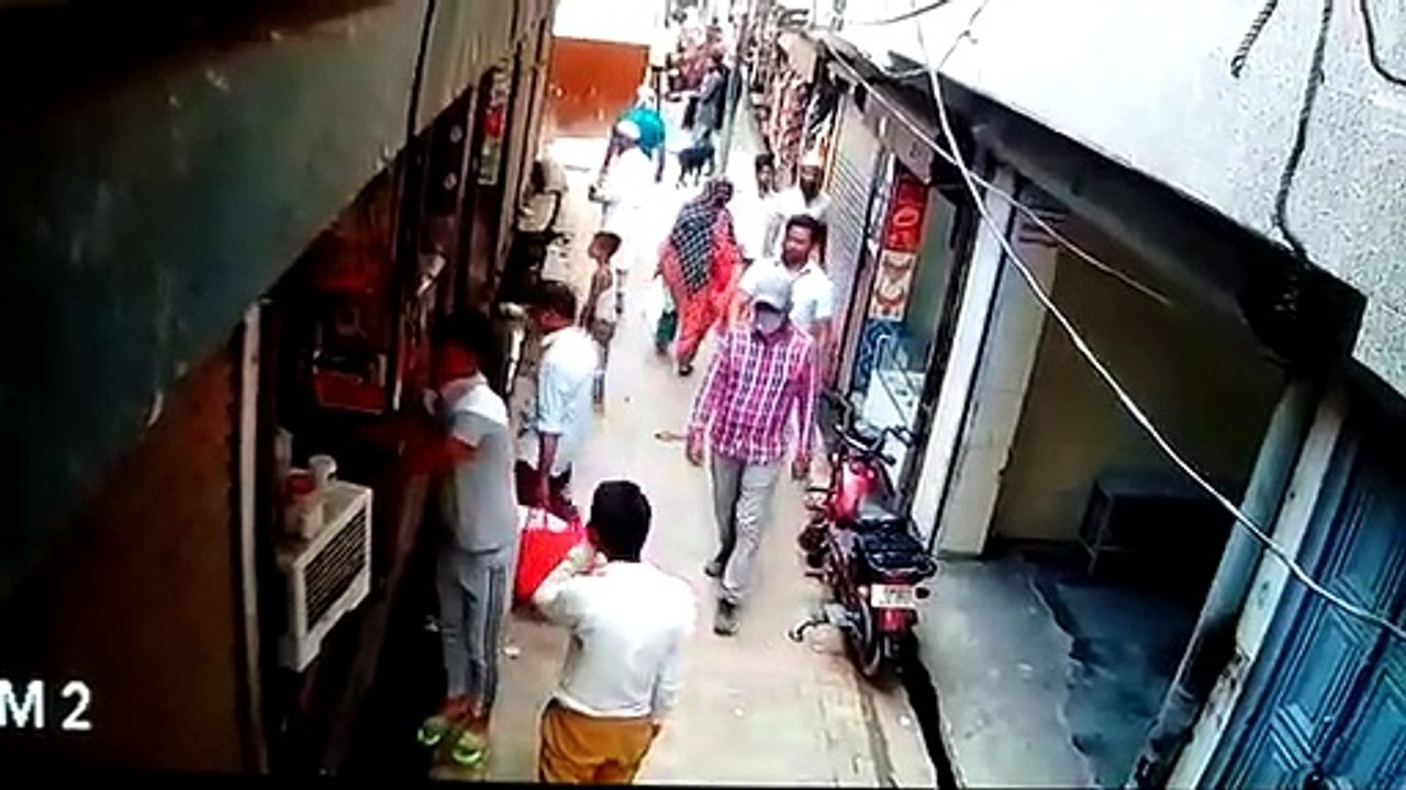 ग्रेटर नोएडा: हत्या का सीसीटीवी आया सामने, हत्यारों ने चाकुओं से गोदकर की हत्या की थी