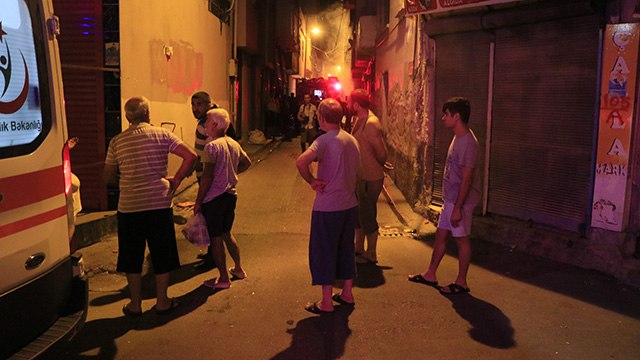 Meraklı kalabalık sosyal mesafe kurallarını hiçe sayıp yangını izledi