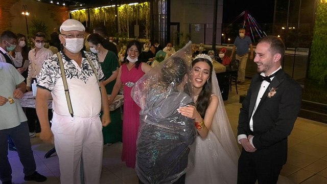 Düğünde görülmemiş önlem: Kafasına poşet geçirip gelin ve damada sarıldı