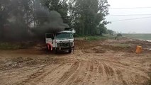 सीतापुर: हाईटेंशन तार की टच में आया ट्रक जलकर हुआ राख