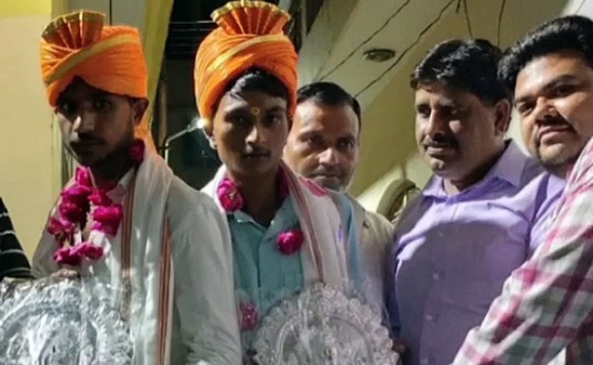 इटावा: मंदिर के पुजारियों को पुरस्कार देकर किया गया सम्मानित