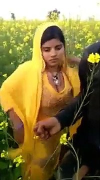 Khet me pakde gye ladka or ladki gaav walo ne kiya bura haal ...
