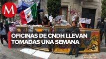 Manifestantes que tomaron la sede de la CNDH se reúnen con Sánchez Cordero en SEGOB