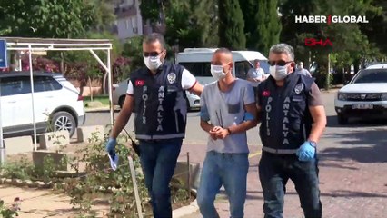 Annesini pompalı tüfekle öldürdü, sese gelen komşularıyla dalga geçmiş!