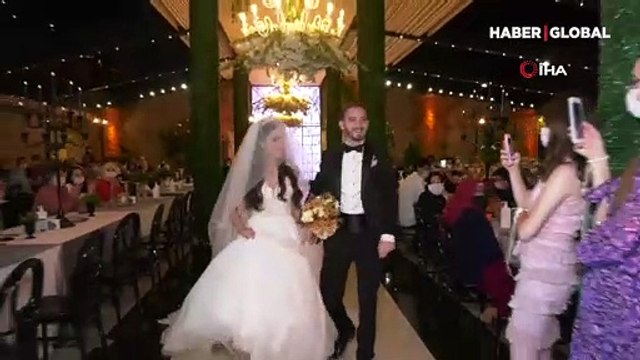 Düğünde şaşkına çeviren önlem: Kafasına poşet geçirip gelin ve damada sarıldı