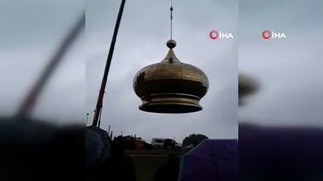 İnşaat halindeki kilisenin kubbesi vinçten düştü!