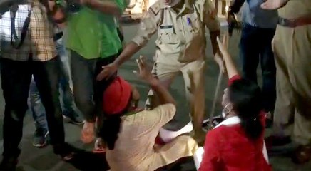 #9बजे9मिनट: लखनऊ में सपा कार्यकर्ताओं पर लाठीचार्ज, कांग्रेसियों से भी हुई नोकझोंक