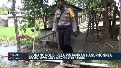 Seorang Polisi Rela Pinjamkan Handphonnya Kepada Siswa Agar Bisa Belajar Daring