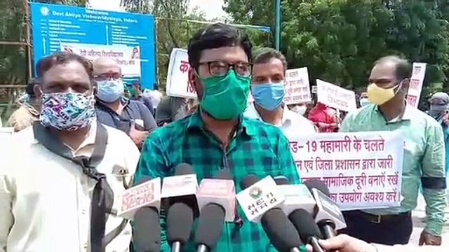इंदौर: डीएवीवी प्रबंधन के खिलाफ गैर शिक्षक कर्मचारी संघ ने खोला मोर्चा, किया प्रदर्शन