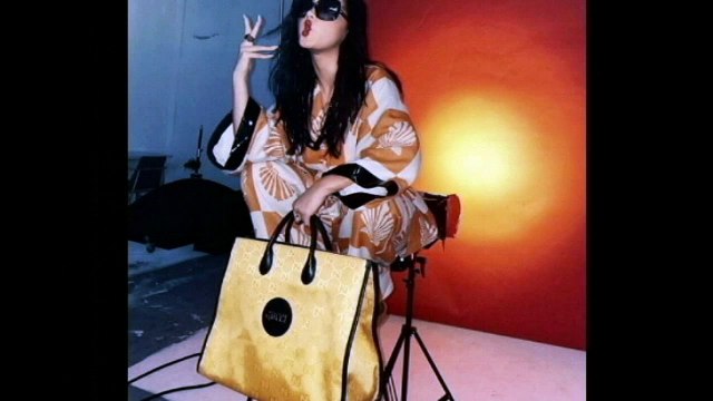 Jun Vũ mặc áo khoe eo thon, Khánh Linh diện phụ kiện Chanel đắt đỏ