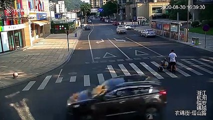 Chinese motorcyclist uses his bike to block sinkhole on road until police arrive