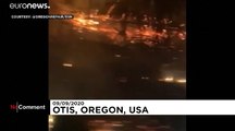 Des automobilistes traversent un feu de forêt dans l'Oregon