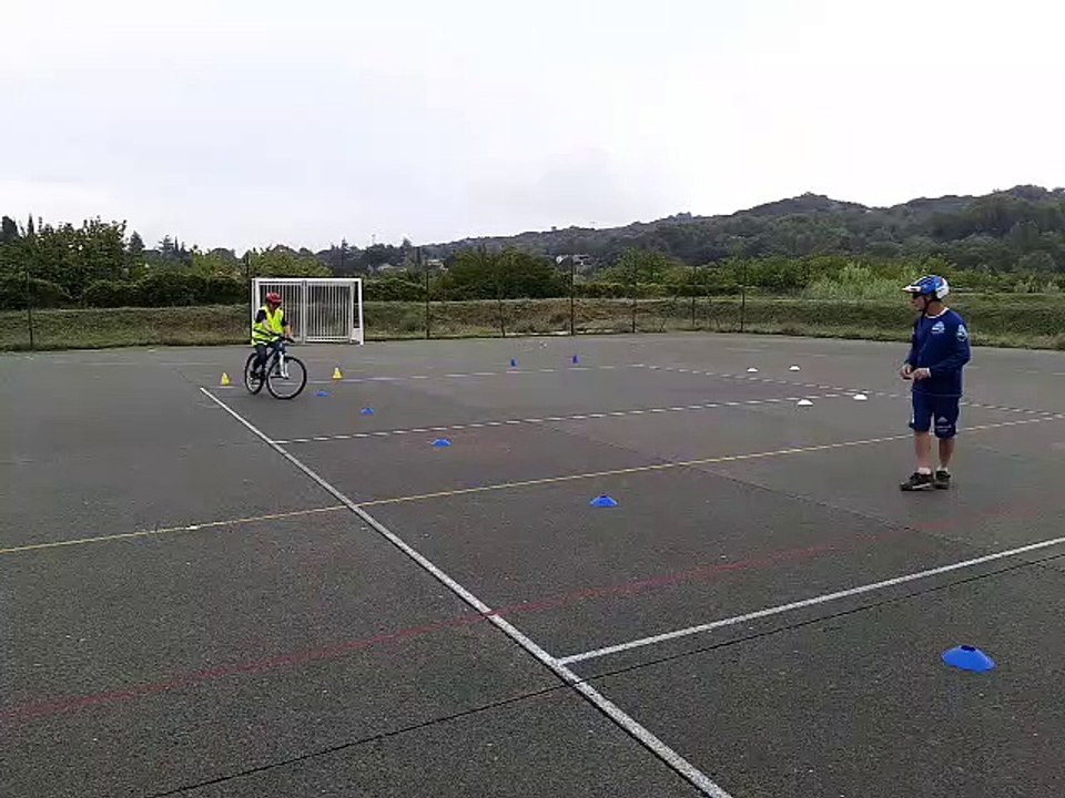 Une leçon de vélo à Pujaut (Gard) pour apprendre à se déplacer en ville