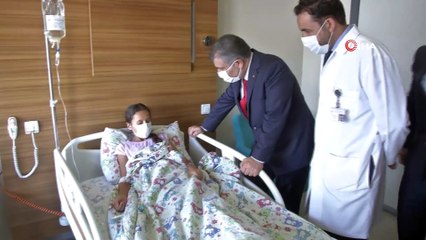 Sağlık Bakanı Fahrettin Koca, hastanede tedavileri devam eden çocukları ziyaret etti