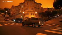 Escena de apocalipsis en San Francisco con un tupido manto naranja cubriendo la ciudad