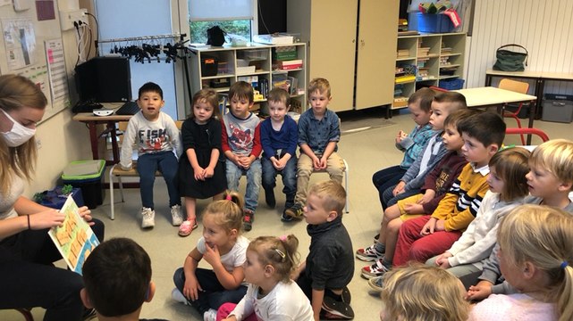 À l’école maternelle de la Lavanderie, les enfants apprennent l’anglais en classe.
