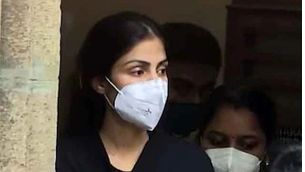 Rhea Chakraborty आज भी बिताएंगी Byculla जेल में रात; आज कैसे कटेगी Rhea की रात ? | FilmiBeat