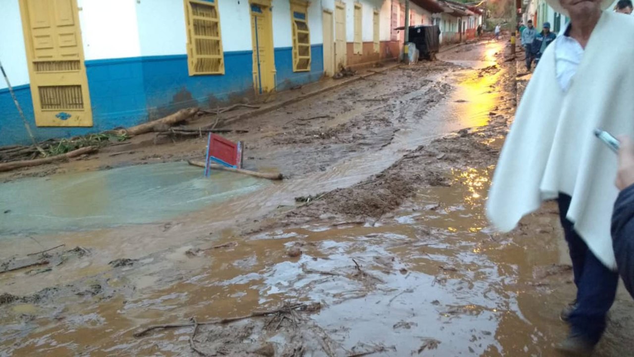 Emergencia por desbordamiento de quebrada en Je...