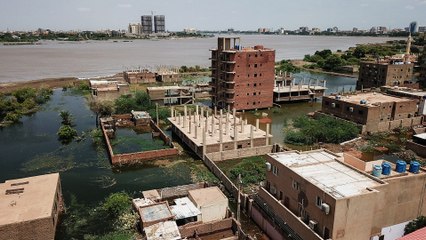 مع ركام الفيضان.. قرية سودانية تضرب مثلا في التعاون