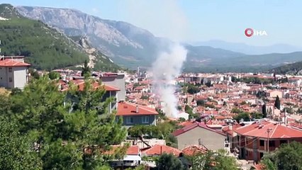 Ev yangını mahalleyi dumanlar altında bıraktı