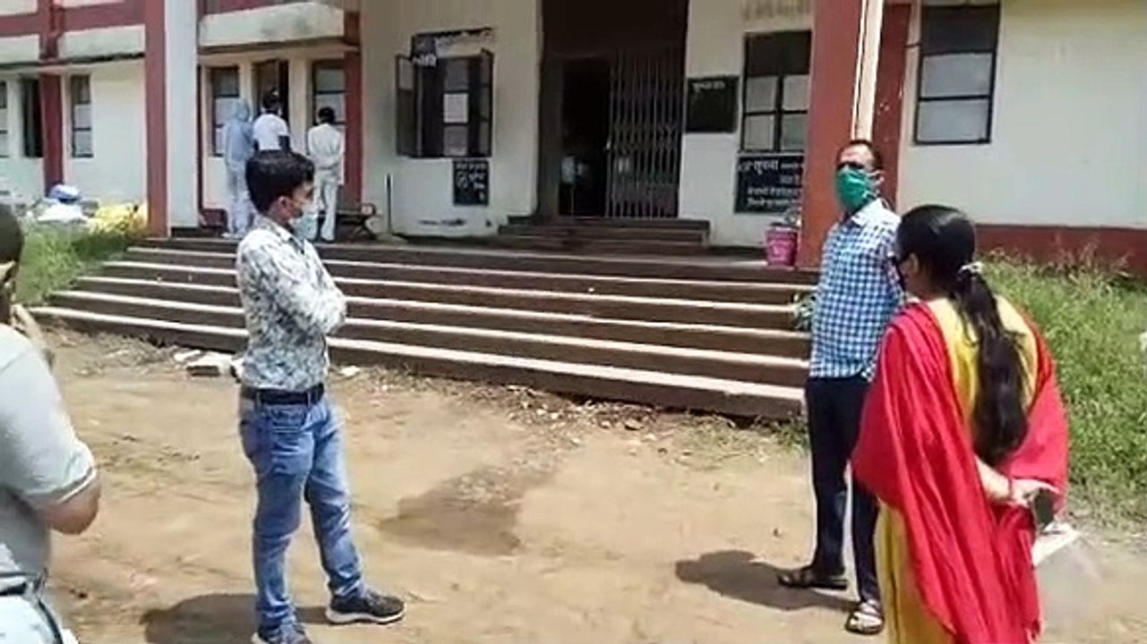 कोविड सेंटर में मरीजों ने खाना फेंका, किया हंगामा