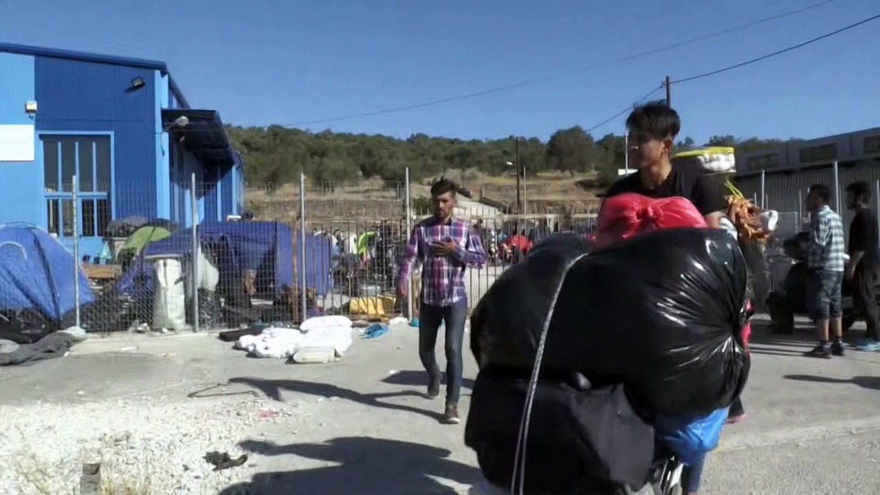 Miles de migrantes en la carretera tras los incendios en la isla griega de Lesbos