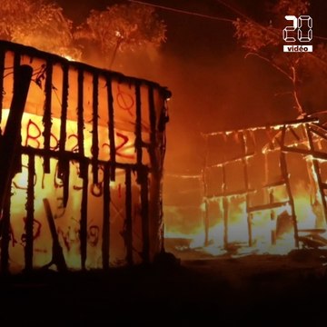 Grèce: Les images du camp de migrants de Lesbos en feu