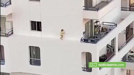 VIDEO: Niña camina peligrosamente por la cornisa de un edificio a cinco pisos de altura