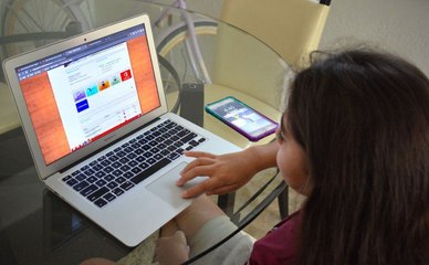 Autoridad escolar de Miami-Dade suspende uso de red de aprendizaje a distancia | El Diario en 90 segundos