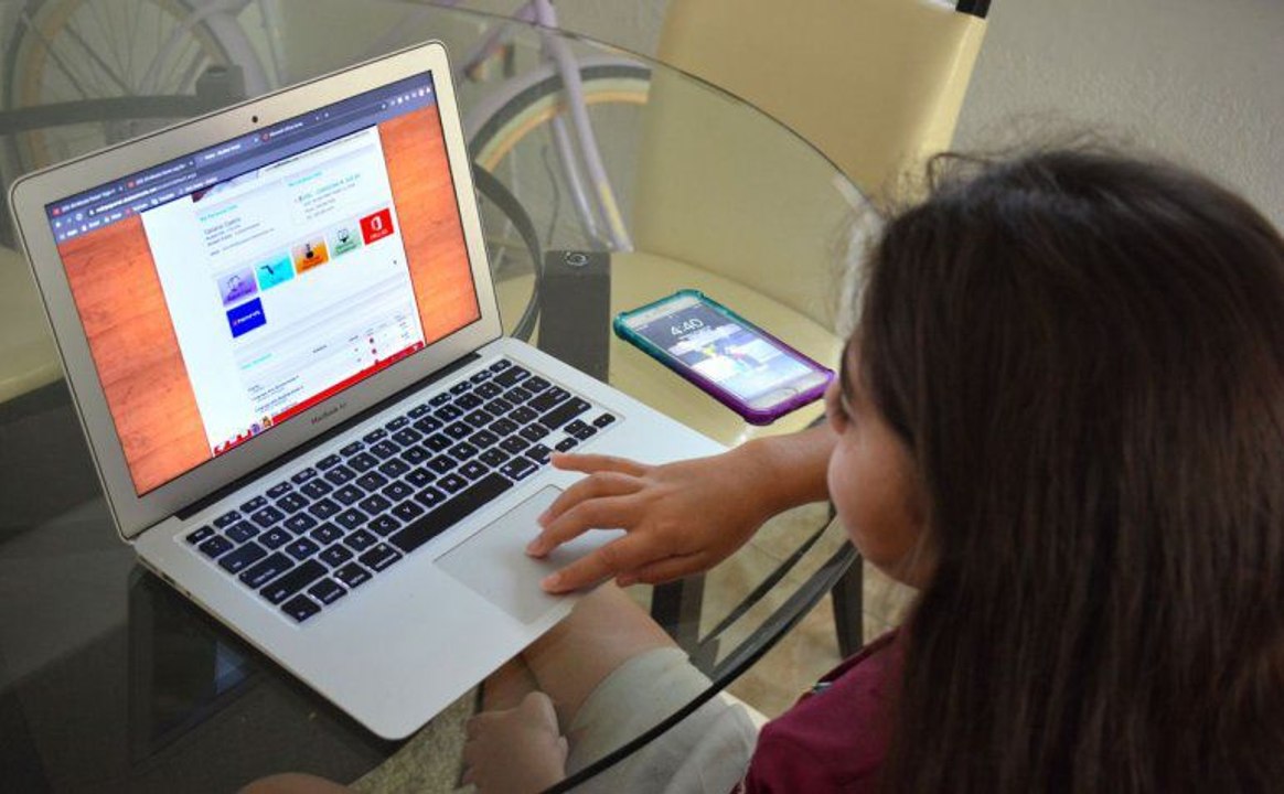 Autoridad escolar de Miami-Dade suspende uso de red de aprendizaje a distancia | El Diario en 90 segundos