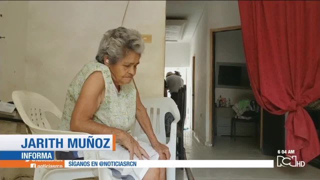 Con largas mangueras y hasta huecos en la tierra, habitantes de Santa Marta buscan agua