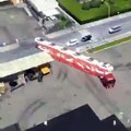 Ce routier réalise un créneaux incroyable avec son camion immense