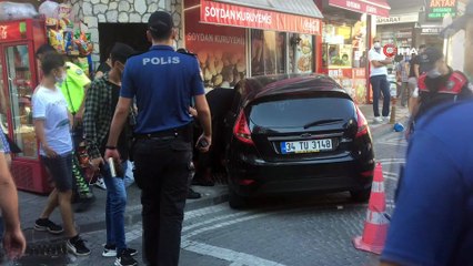Gaz yerine frene bastı dükkana girdi: 1 yaralı