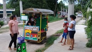 Maestras habilitan mototaxi como aula móvil para impartir clases en Yucatán
