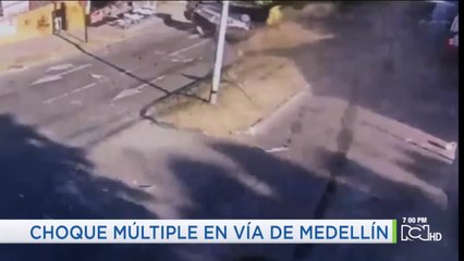 Video: Volqueta estrella cinco carros en calle de Medellín