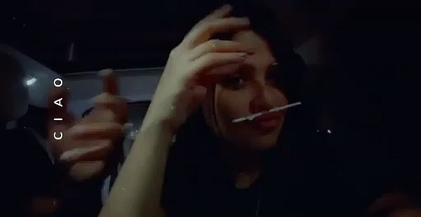 ياسمين عبد العزيز تتفاعل مع أغنية بالبنط العريض...