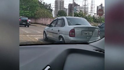 Para evitar acidentes, motociclista tira fio do meio de via e atitude é elogiada