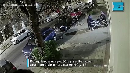 Rompieron un portón y se llevaron  una moto de una casa en 40 y 16.