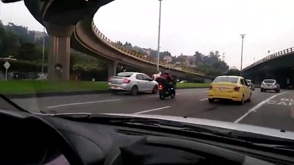 Captan a varios caballos corriendo 'desbocados' en plena avenida de Bogotá