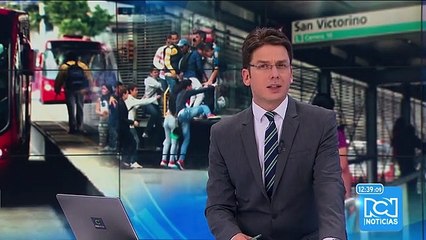 Blindan con 100 policías estación de Transmilenio en Bogotá