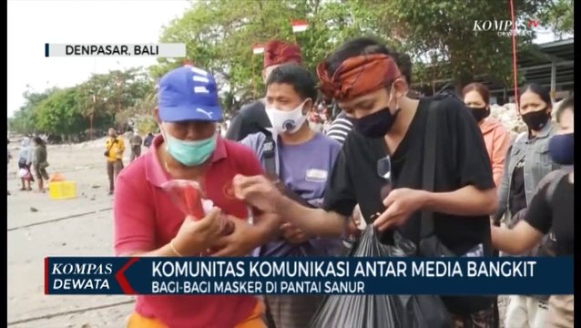 Komunitas Komunikasi Antar Media Bangkit Bagi-Bagi Masker Di Pantai Sanur