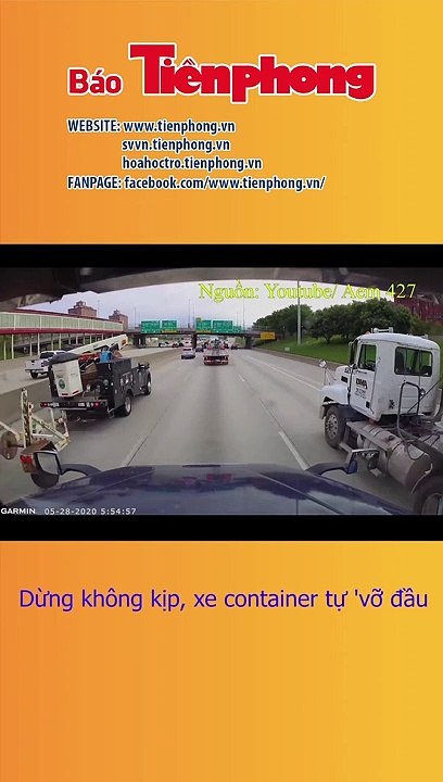 Dừng không kịp, xe container tự 'vỡ đầu'