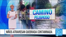 Cerca de 40 menores deben atravesar una quebrada contaminada para ir a estudiar