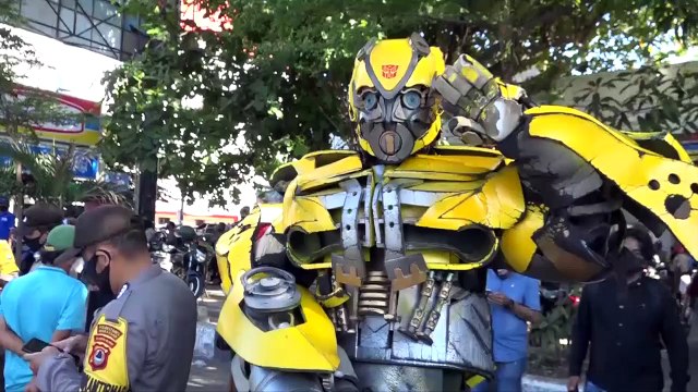 Mantap! Polisi dan Superhero Bagikan Masker pada Warga Makassar
