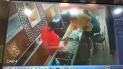 लखीमपुर: खरीदने के बहाने सोने के जेवर लेकर दो युवक रफूचक्कर