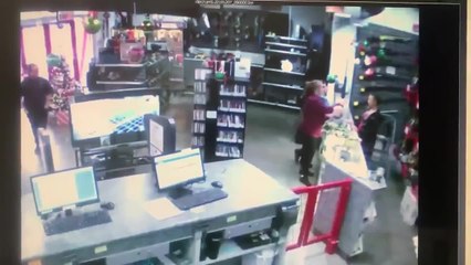 VIDEO: Los reflejos de este vigilante salvaron a bebé de una terrible caída